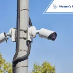 Cámaras de vigilancia instaladas en un poste de la calle.